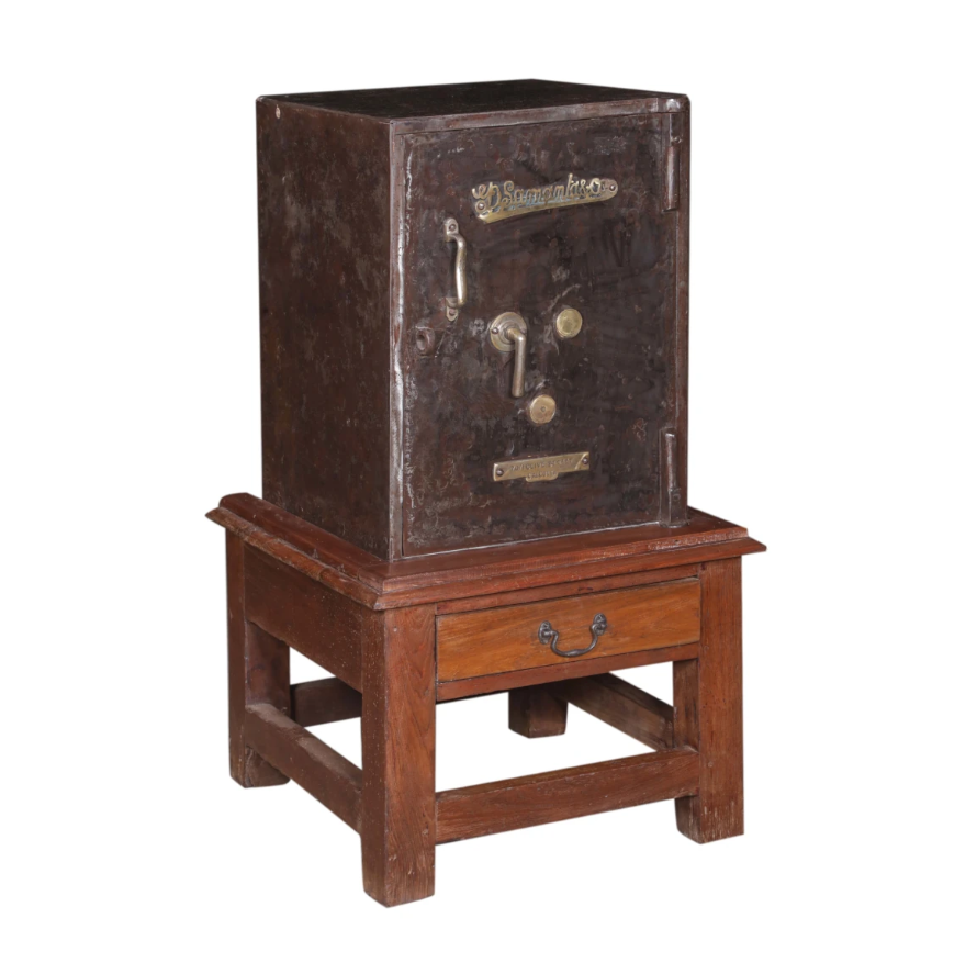 Casier en fer avec support en bois