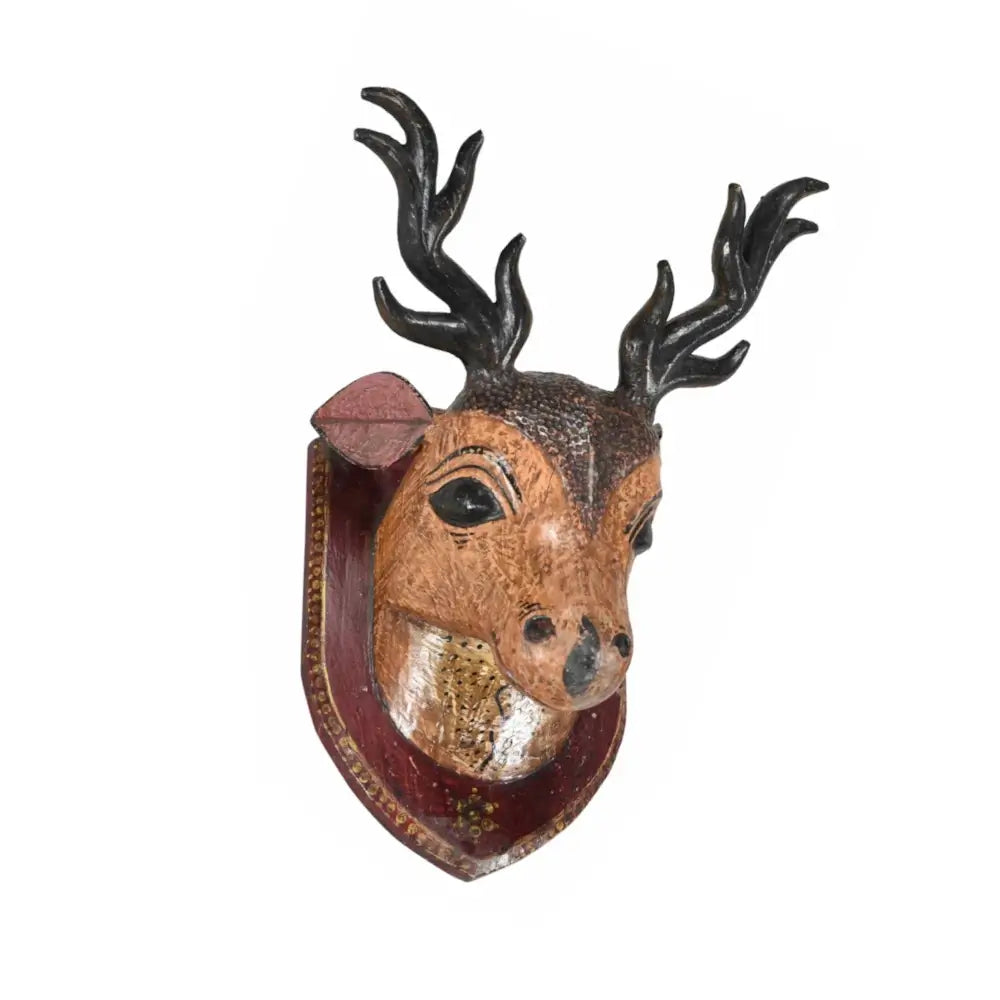 Tête de cerf peinte artisanalement en bois de teck